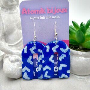 Handmade blue color polymer clay earrings. Boucles d'oreilles fait à la main